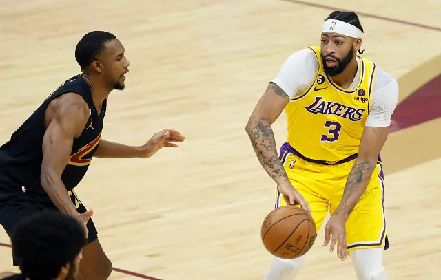 Davis deixa jogo no início e Lakers perdem do Cleveland em noite de Mitchell