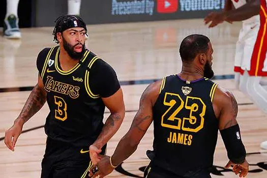 LeBron James e Anthony Davis comandam mais uma vez e Lakers abrem vantagem