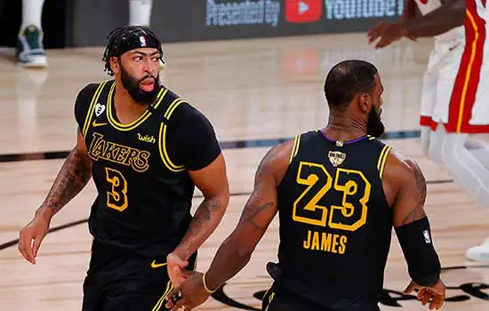 LeBron James e Anthony Davis comandam mais uma vez e Lakers abrem vantagem