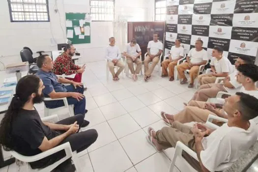 Grupo Reflexivo de Homens de Diadema debate machismo com reclusos do CDP