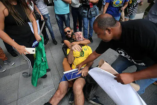 Ativista com placa em homenagem a Marielle é imobilizado por apoiadores de Daniel Silveira