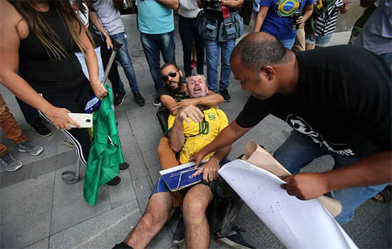 Ativista com placa em homenagem a Marielle é imobilizado por apoiadores de Daniel Silveira