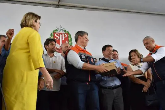 Tarcísio de Freitas entrega 20 viaturas da Defesa Civil do Estado para Araçatuba