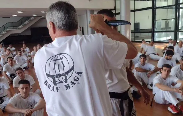 Krav Maga Mestre Kobi oferece orientação ao estafe das escolas para casos de invasão