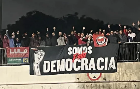 Torcedores corintianos dispersam protesto bolsonarista na Marginal Tietê