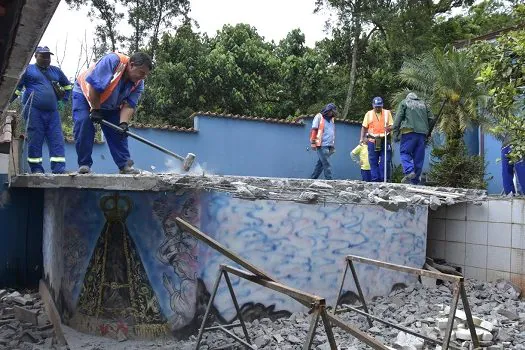 Santo André realiza demolição em construção irregular no Parque Andreense