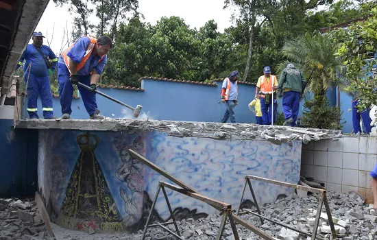 Santo André realiza demolição em construção irregular no Parque Andreense