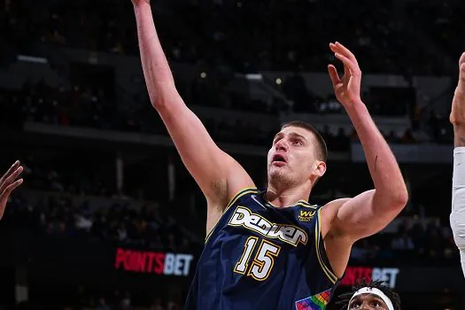 Jokic dá show e Denver Nuggets supera desfalcado Golden State Warriors na NBA