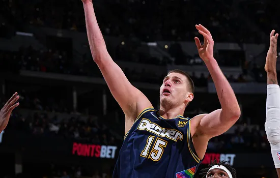 Jokic dá show e Denver Nuggets supera desfalcado Golden State Warriors na NBA