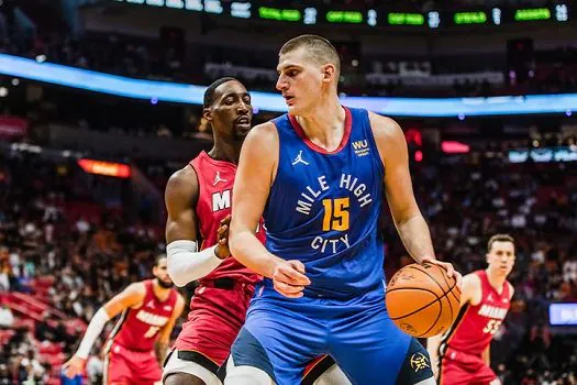 Jokic brilha, Nuggets vencem Heat fora e encerram série negativa na NBA