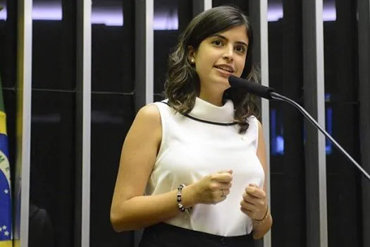 Deputada Tabata Amaral diz que veto de Bolsonaro mostra desprezo pelas mulheres