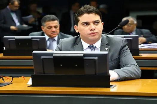 Relator designado para parecer contrário ao voto impresso renuncia à função