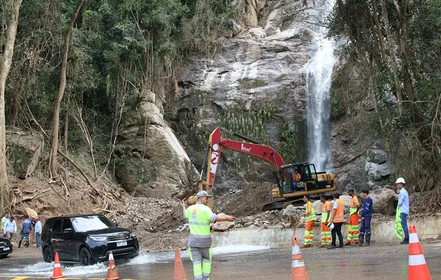 Sobe para 49 o número de mortos no litoral norte de SP