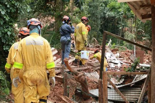 Buscas por seis desaparecidos prosseguem em São Sebastião (SP)