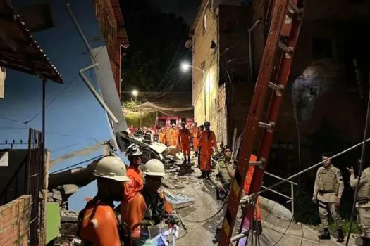 Prédio de três andares desaba em Salvador