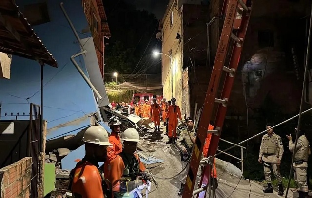 Prédio de três andares desaba em Salvador