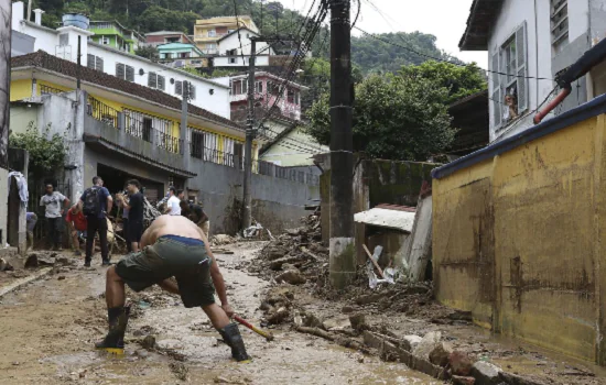 Aumenta para 66 número de mortos por causa da chuva em Petrópolis