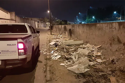 Semasa autua empresa de São Bernardo por descarte de madeira na avenida Lauro Gomes