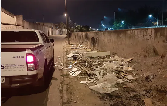 Semasa autua empresa de São Bernardo por descarte de madeira na avenida Lauro Gomes