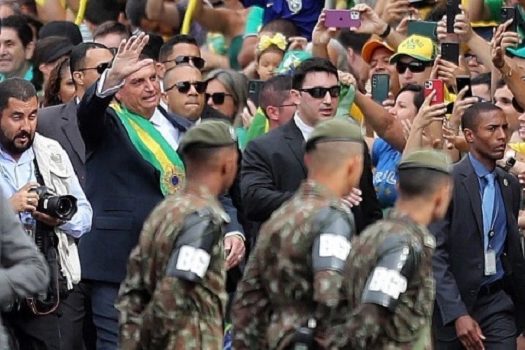 Desfile cívico-militar em Brasília começa com presença de Bolsonaro e militantes