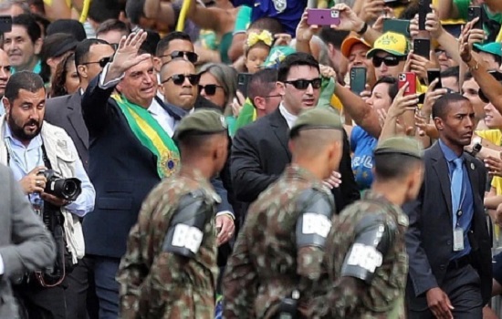 Desfile cívico-militar em Brasília começa com presença de Bolsonaro e militantes