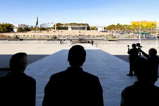 Desfile de tanques expõe isolamento de Bolsonaro