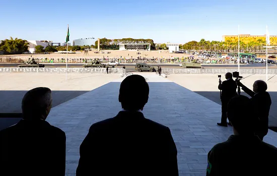 Desfile de tanques expõe isolamento de Bolsonaro