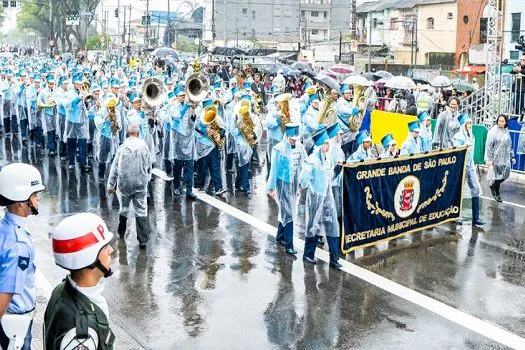 Em SP, desfile reúne 10 mil pessoas na Avenida Dom Pedro I