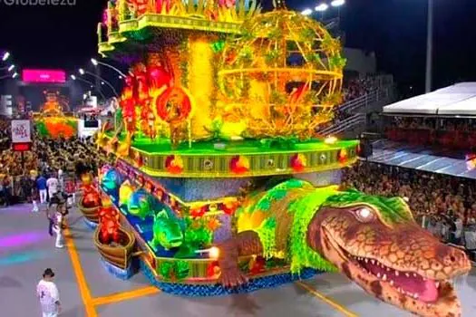 Sete escolas abrem o desfile do Grupo Especial do carnaval em São Paulo