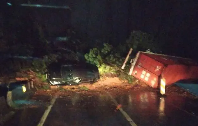 Deslizamento em rodovia no PR deixa carros soterrados