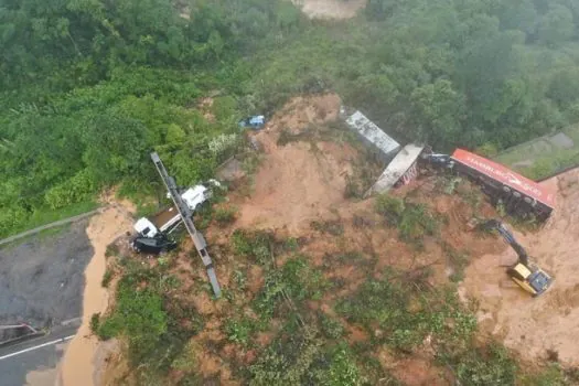 No Paraná, equipes de resgate estimam que há 30 desaparecidos na BR-376