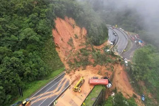 Deslizamento de terra em rodovia no Paraná soterra carros e caminhões