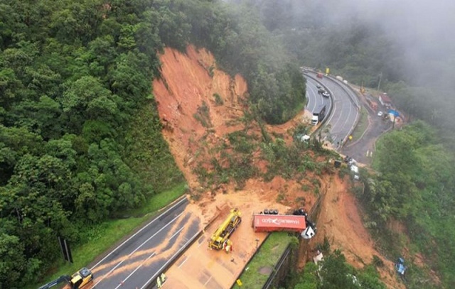 Deslizamento de terra em rodovia no Paraná soterra carros e caminhões