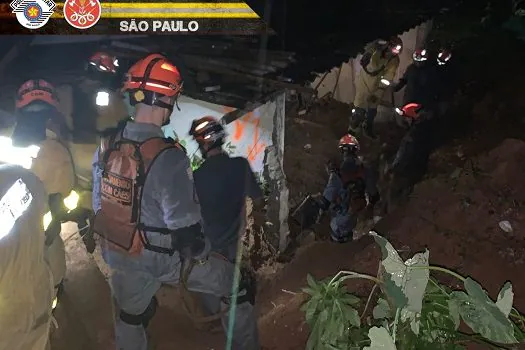 Três pessoas morrem após deslizamento de terra em Embu das Artes na Grande SP