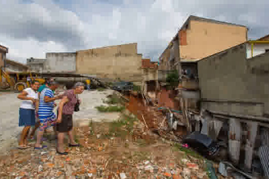 Prefeitura interdita 30 imóveis após deslizamento na zona leste