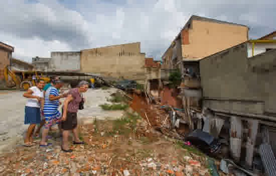 Prefeitura interdita 30 imóveis após deslizamento na zona leste