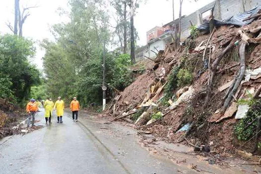 Prefeito vistoria áreas de deslizamento de terra em Diadema