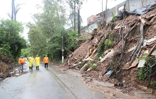 Prefeito vistoria áreas de deslizamento de terra em Diadema