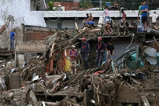 Deslizamento de terra varre cidade na Venezuela e deixa ao menos 22 mortos