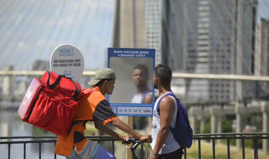 Painéis convidam paulistano a participar da despoluição do Rio Pinheiros