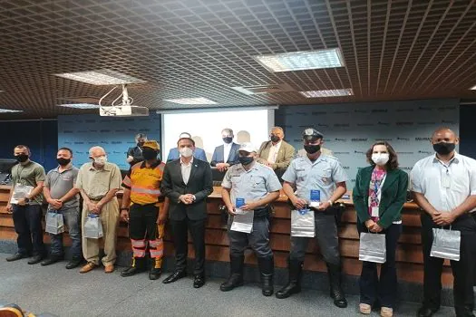 Detran.SP homenageia agentes de trânsito e parceiros mais antigos de São Paulo