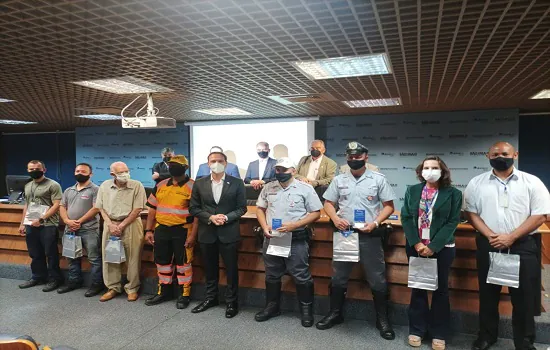 Detran.SP homenageia agentes de trânsito e parceiros mais antigos de São Paulo