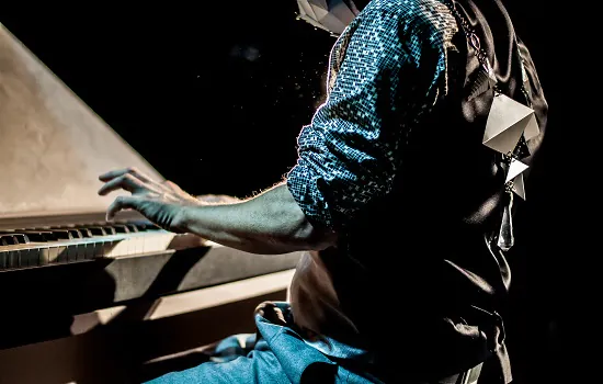 Pianista Luis Fernando Cirne apresenta recital Devaneio com recursos de videomapping