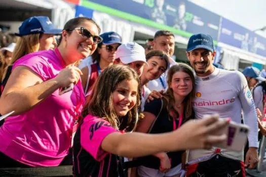 Di Grassi chega a Berlim comemorando 7º Capacete de Ouro