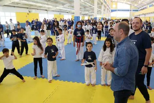 Prefeito e o nº 1 do mundo no taekwondo, Ícaro Miguel, participam do Dia de Lutas Marciais