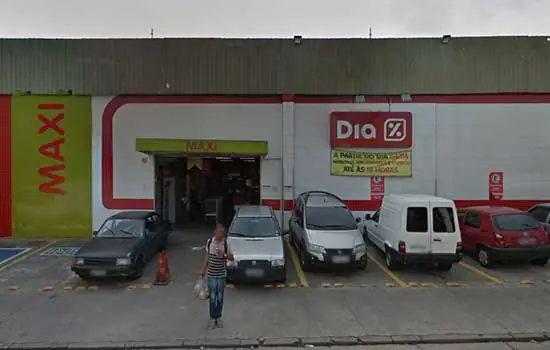 Sabesp flagra furto de água no Supermercado Dia em Itaquera