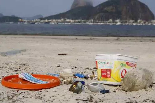 Voluntários se unem para a limpeza de rios e praias brasileiras