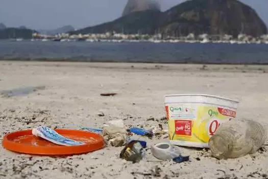 Voluntários se unem para a limpeza de rios e praias brasileiras