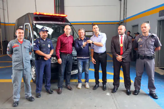 Prefeito Lauro Michels entrega carro para cemitério e equipamentos para GCM