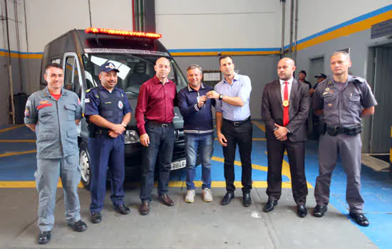 Prefeito Lauro Michels entrega carro para cemitério e equipamentos para GCM